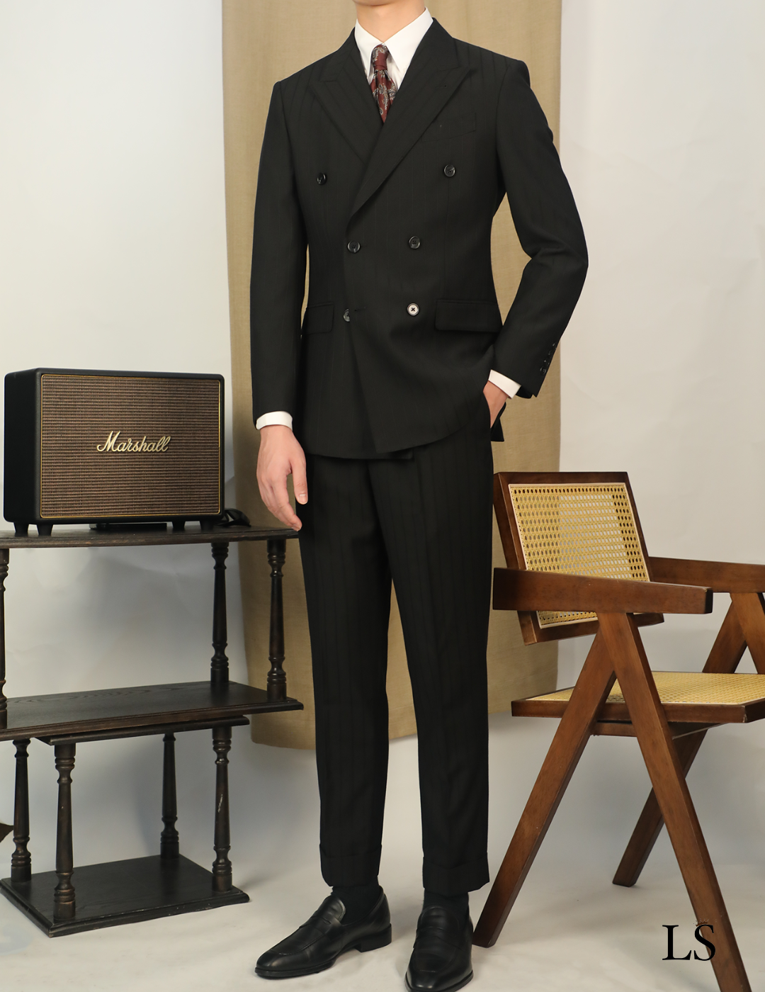 Costume croisé noir à rayures