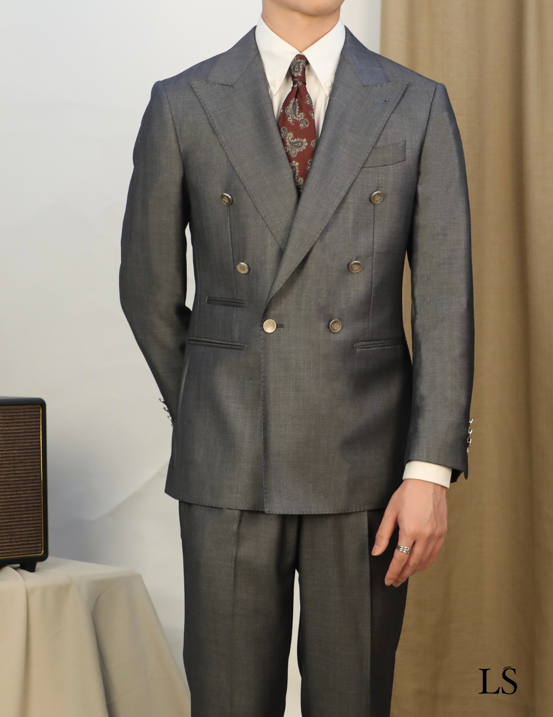 Costume gris croisé à revers pointus