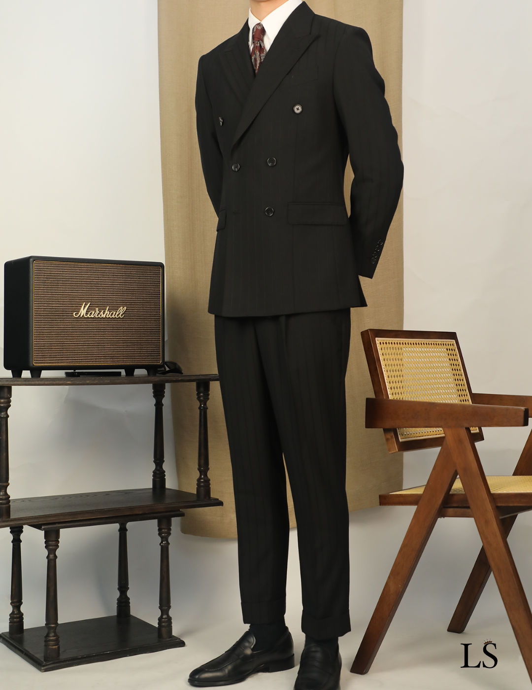 Costume croisé noir à rayures