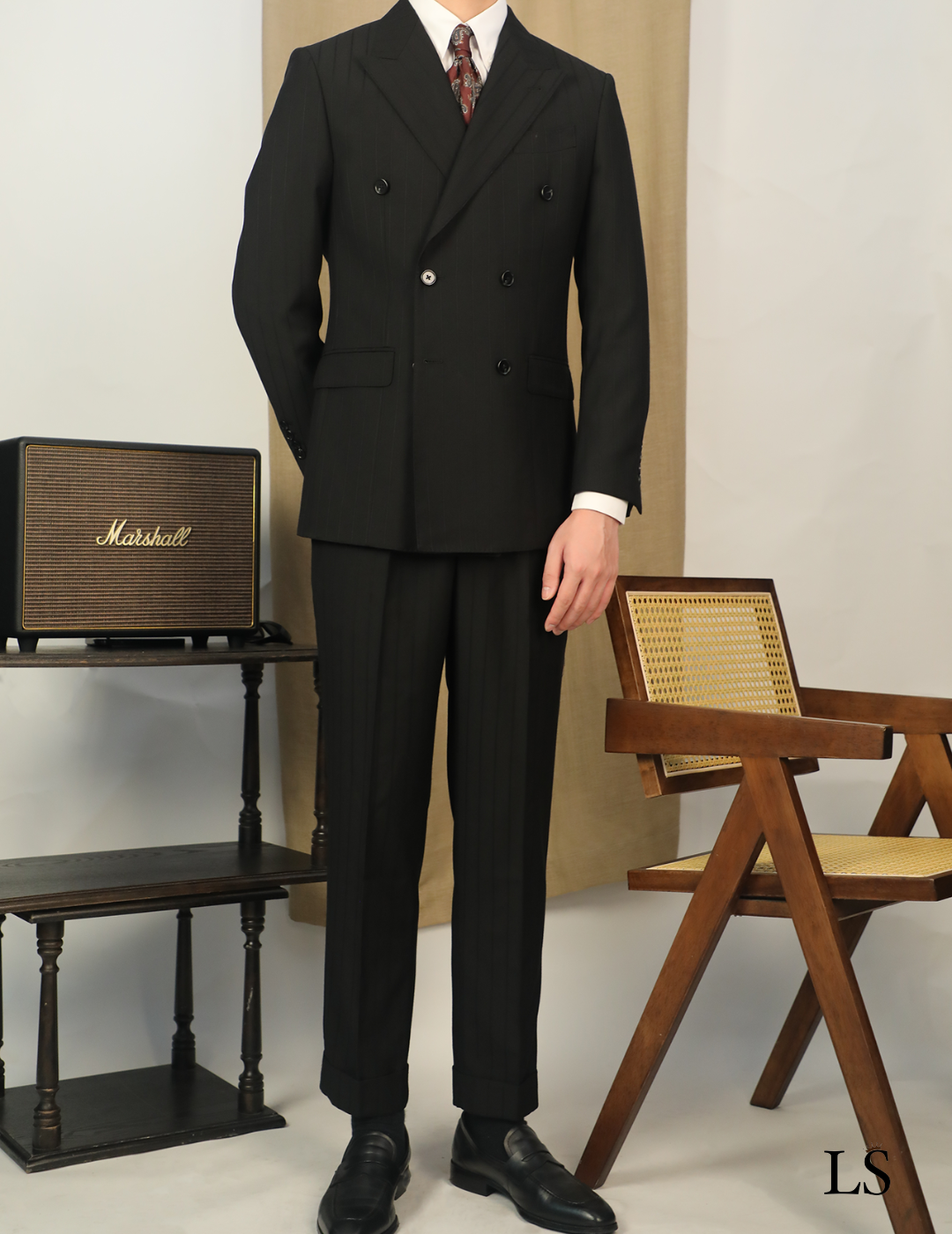 Costume croisé noir à rayures