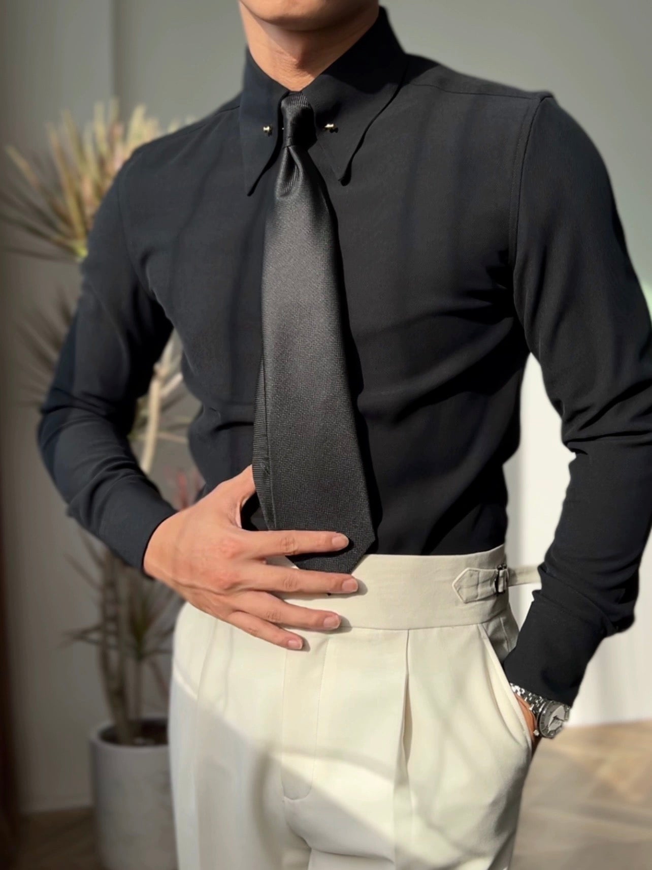Chemise à col pointu avec barrette de col