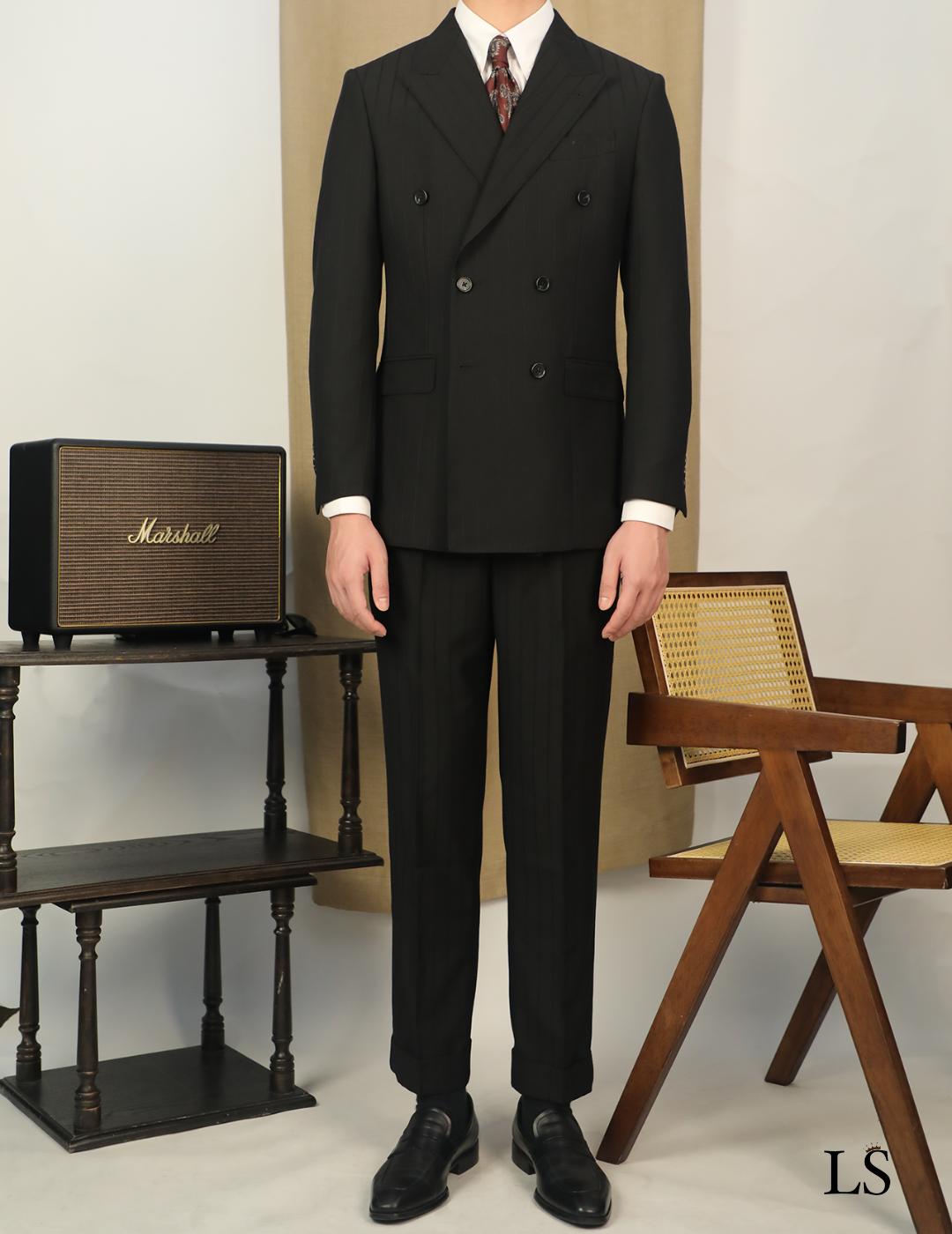 Costume croisé noir à rayures