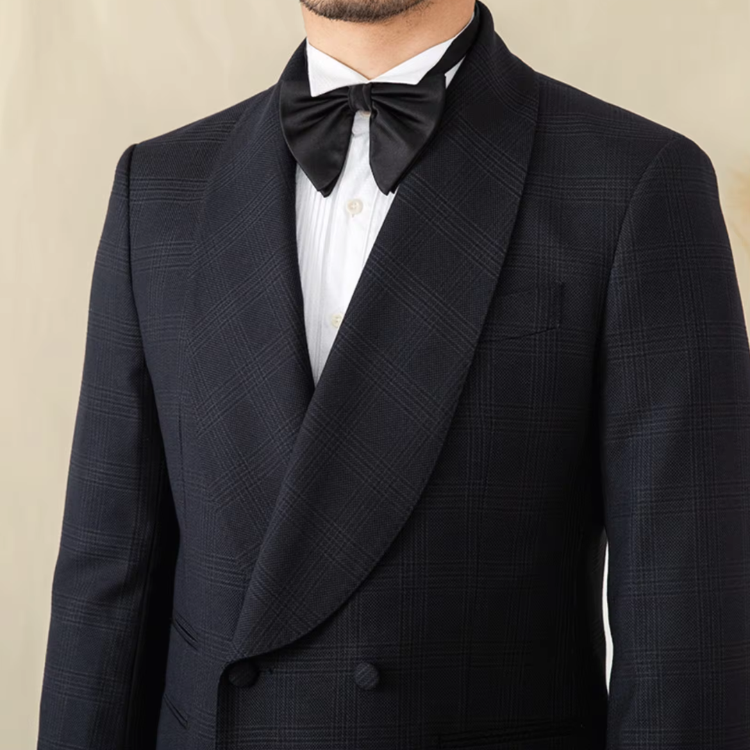 Costume croisé avec revers en pointe noirs