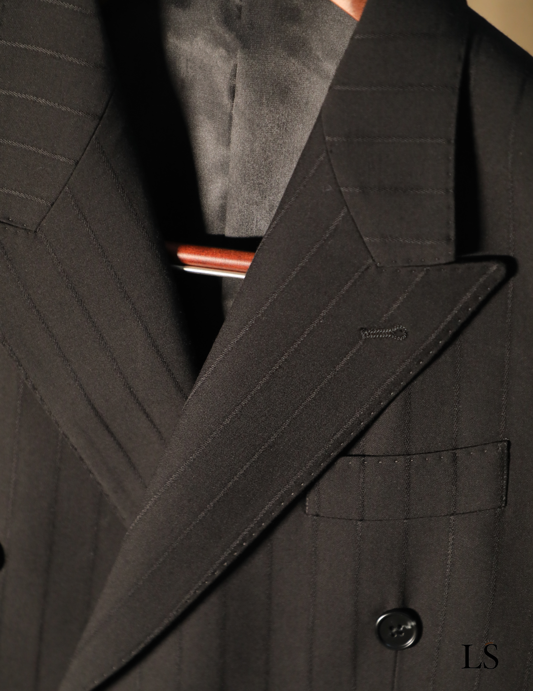 Costume croisé noir à rayures
