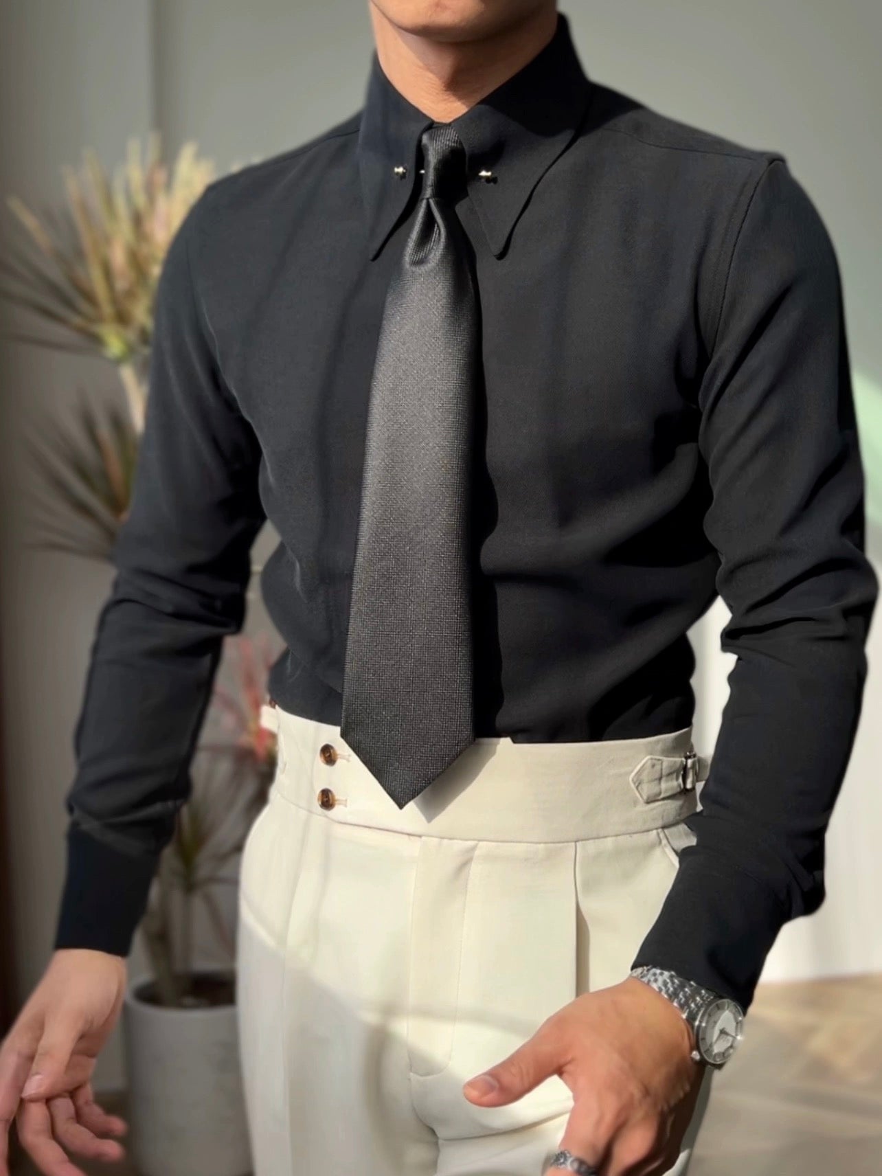 Chemise à col pointu avec barrette de col