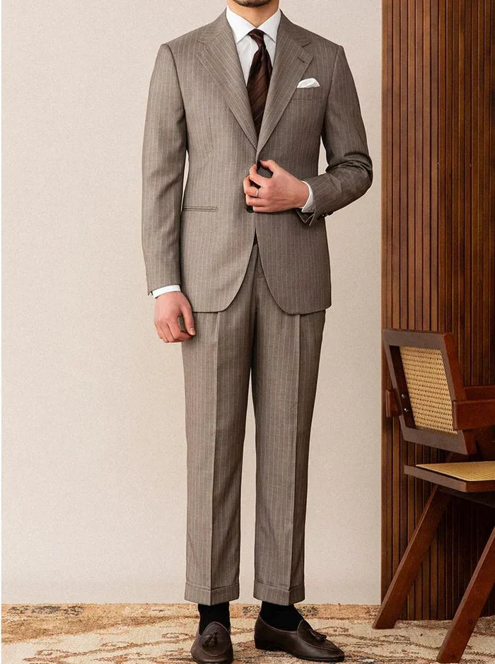 Costume marron à fines rayures deux boutons avec revers cranté