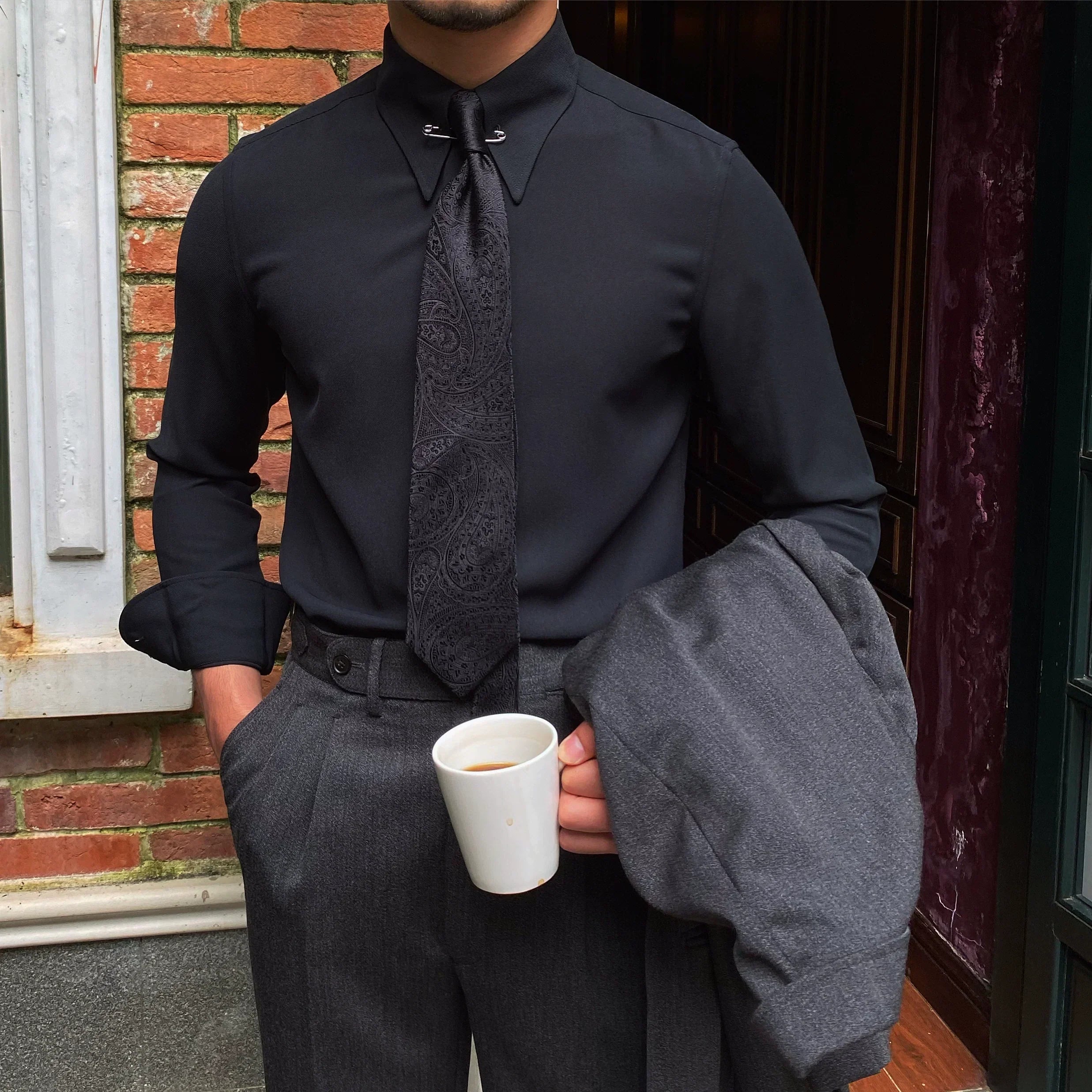 Chemise à col pointu avec épingle