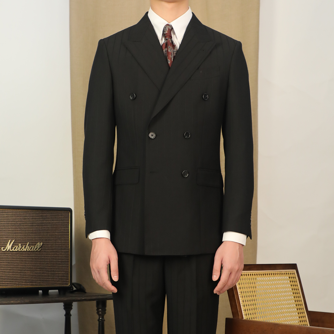 Costume croisé noir à rayures