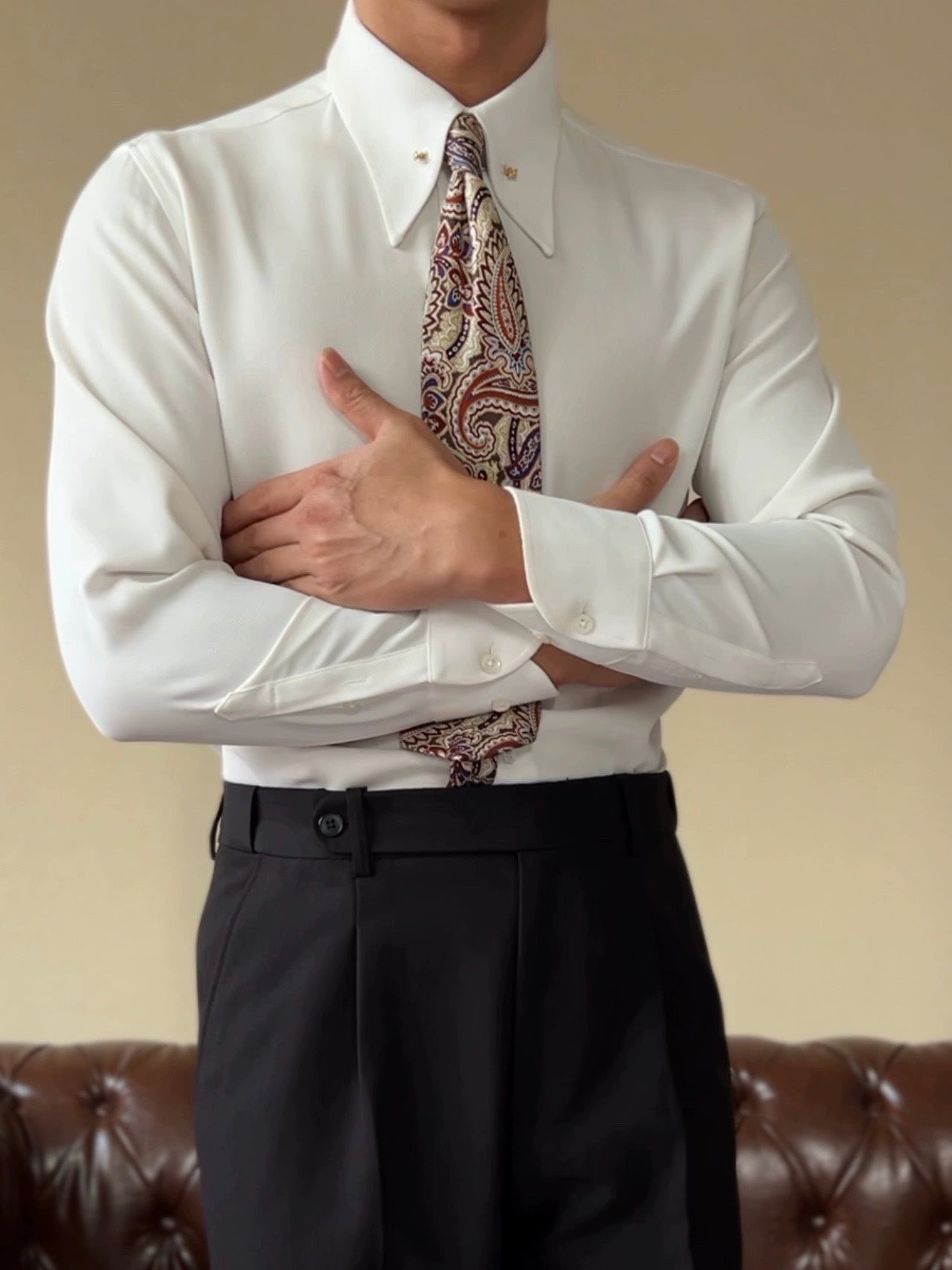 Chemise à col pointu avec barrette de col