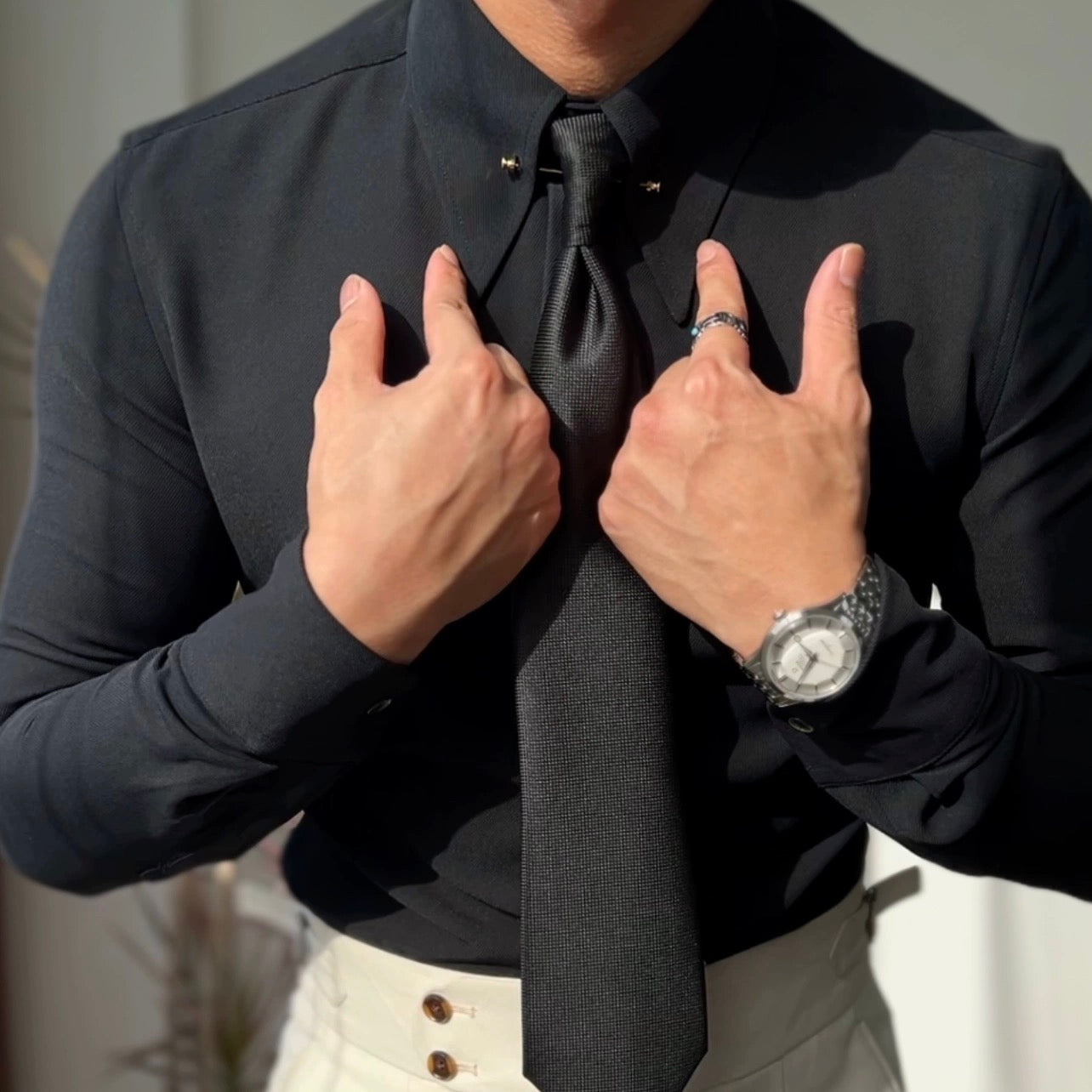 Chemise à col pointu avec barrette de col