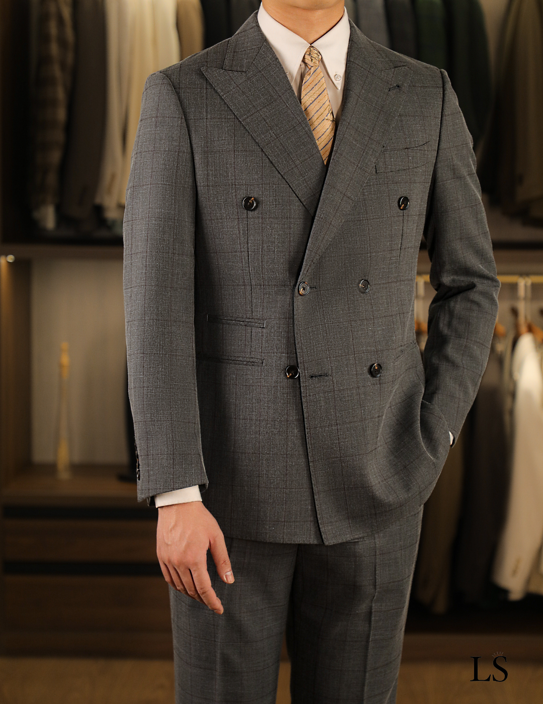 Traje gris de ventana de doble botonadura