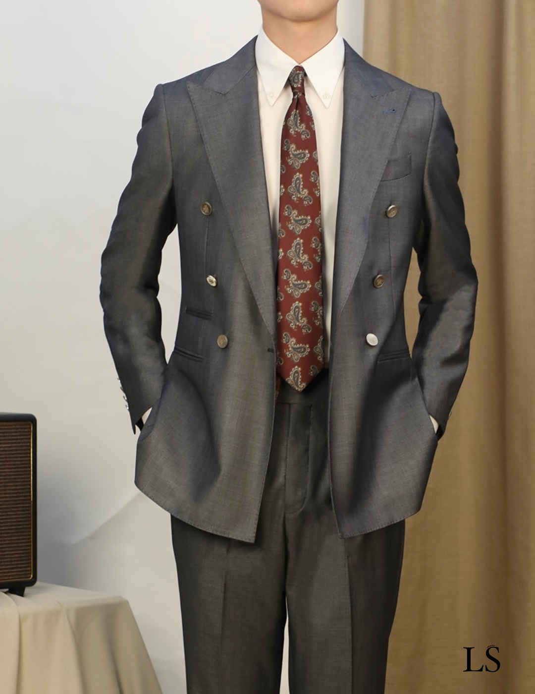 Costume gris croisé à revers pointus