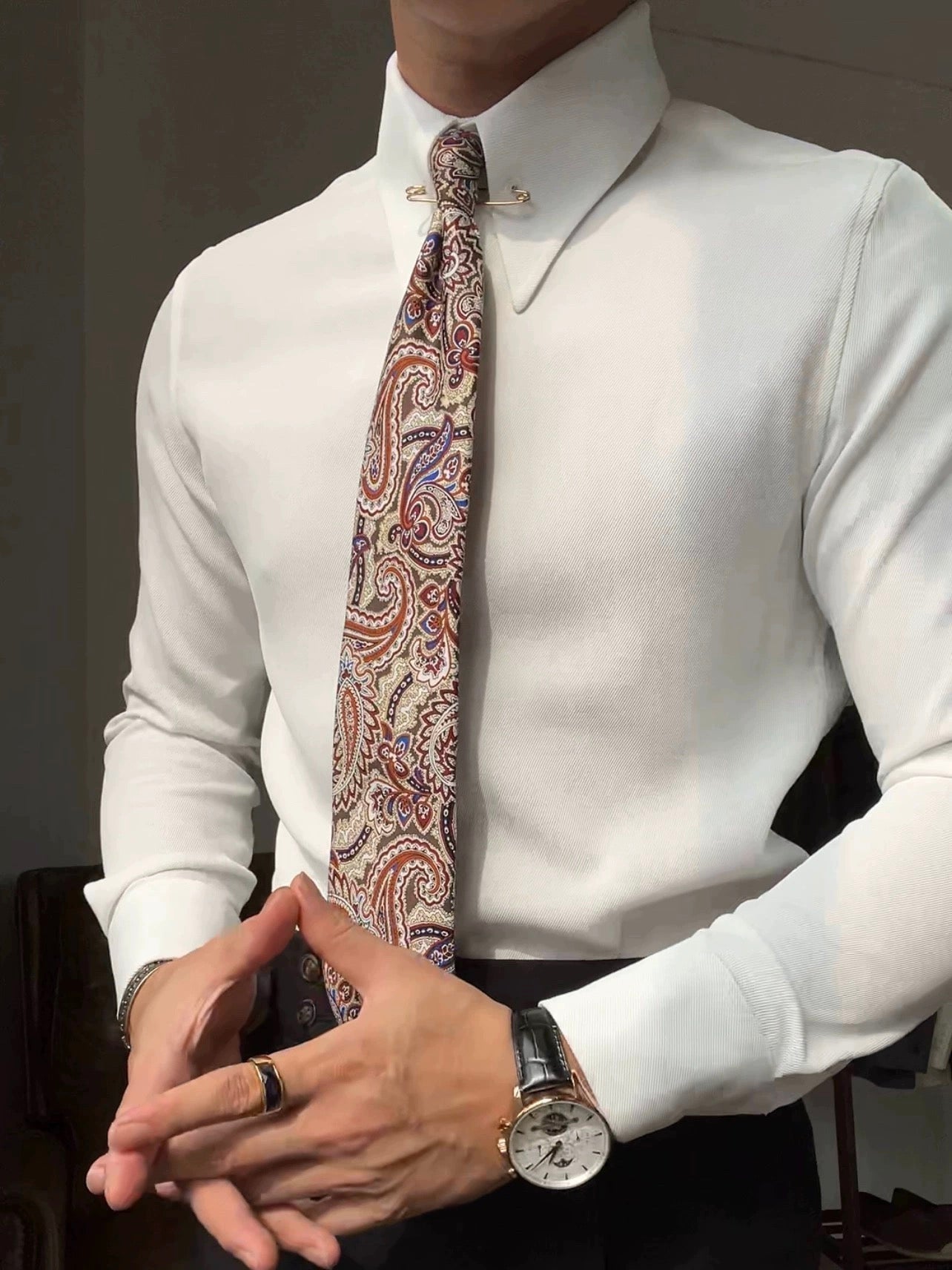 Chemise à col pointu avec barrette de col