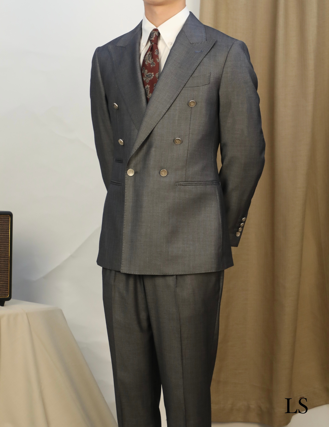 Costume gris croisé à revers pointus