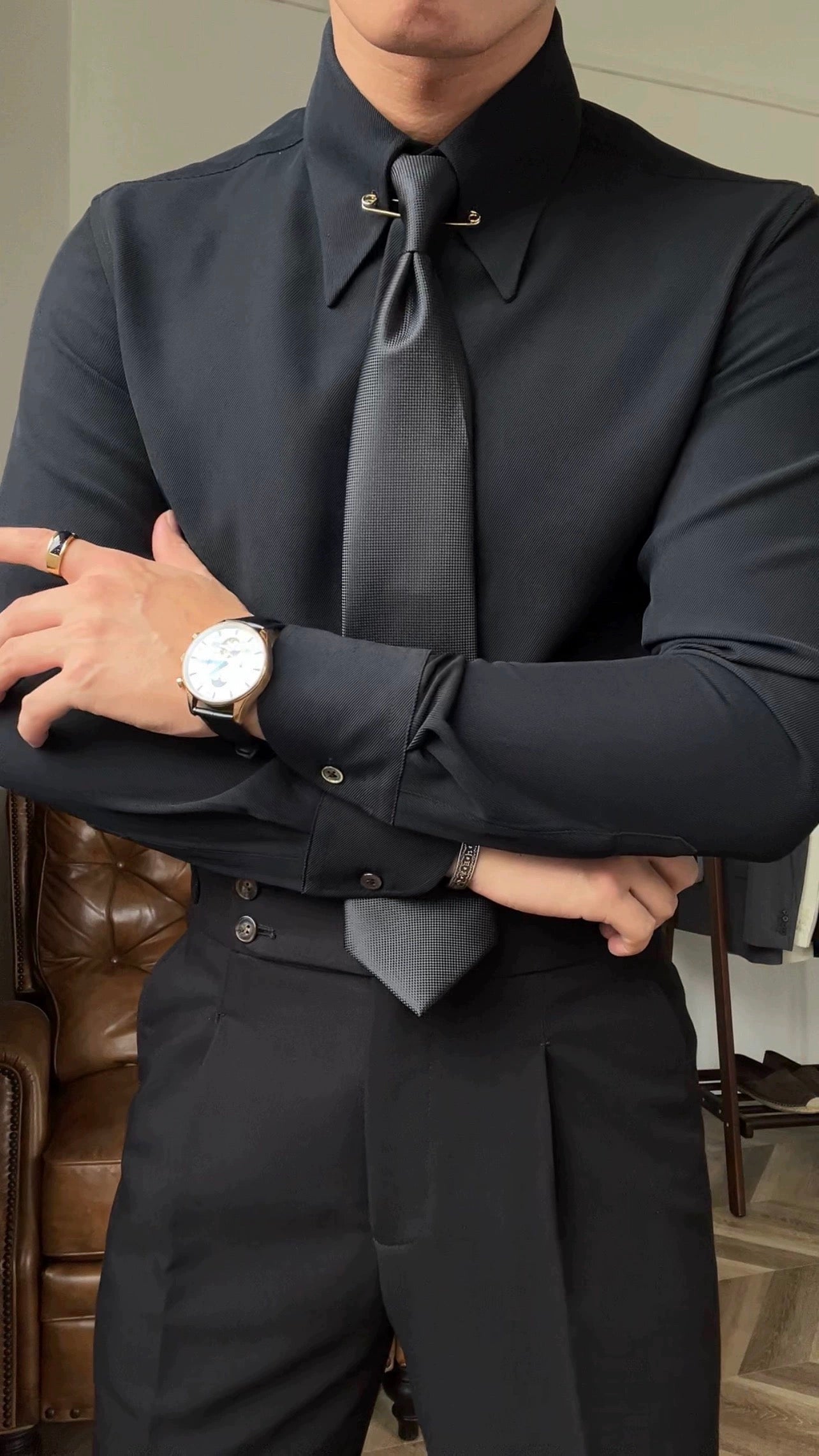 Chemise à col pointu avec barrette de col