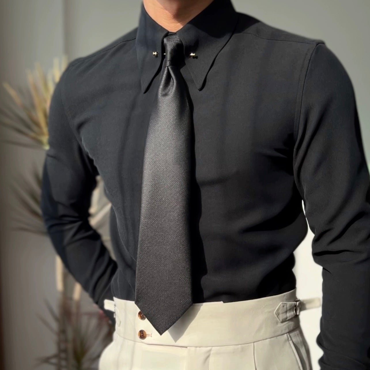 Chemise à col pointu avec barrette de col