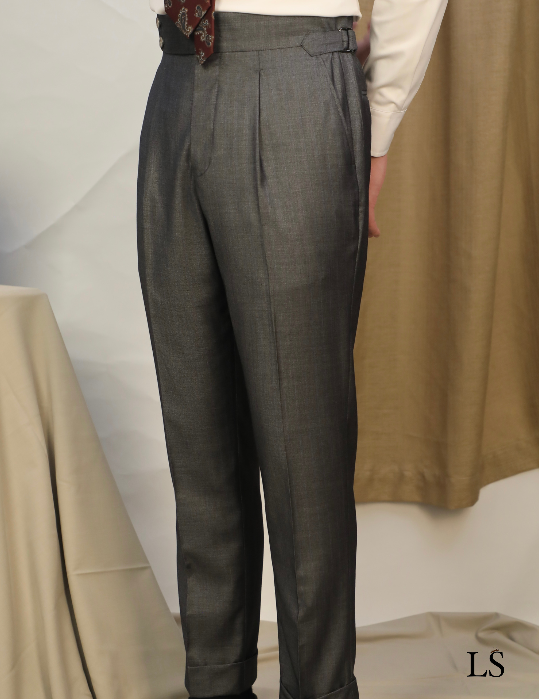 Costume gris croisé à revers pointus