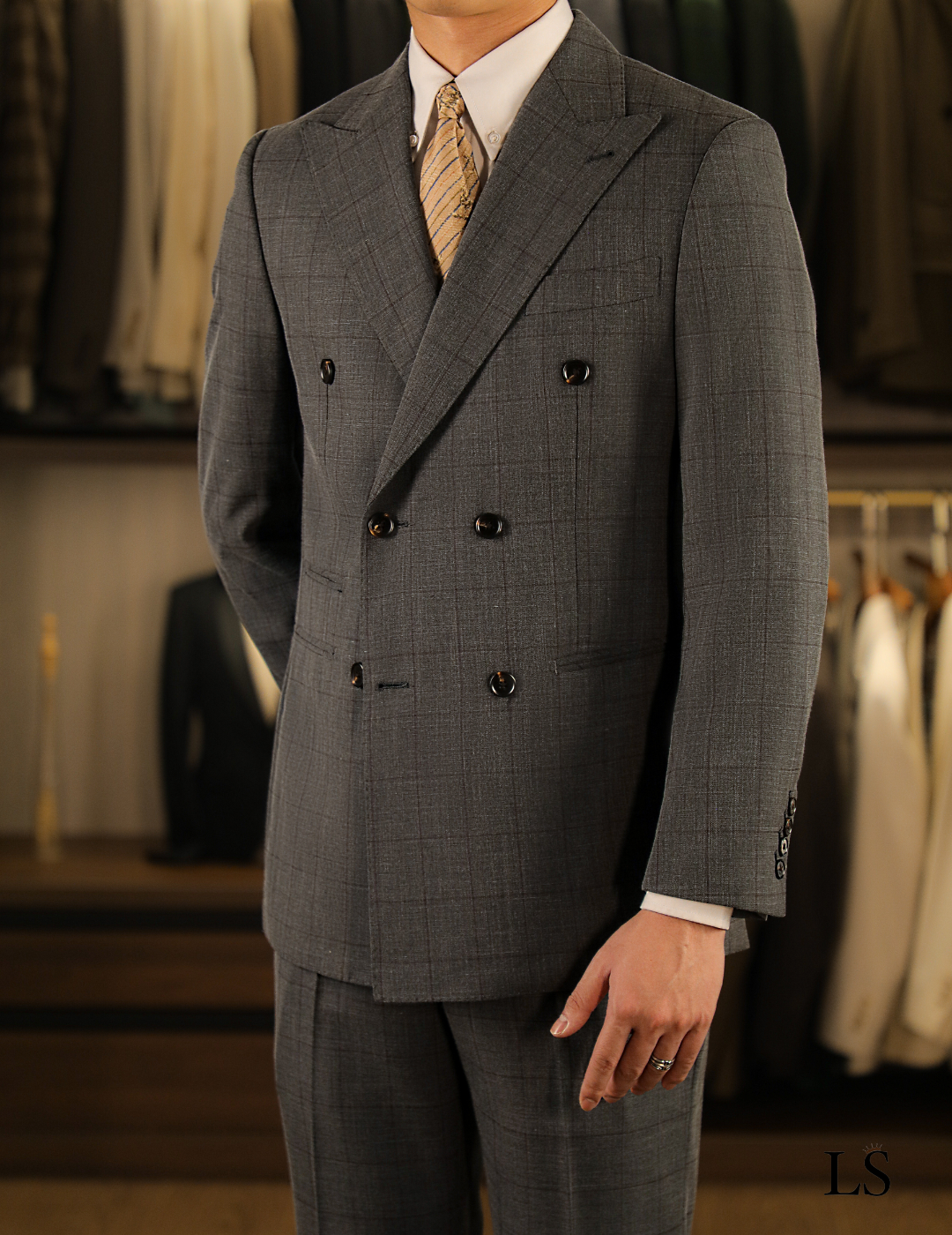 Traje gris de ventana de doble botonadura
