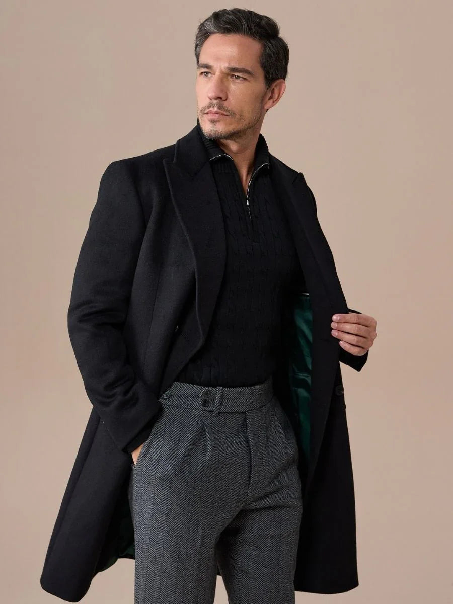 Cappotto Doppiopetto Nero con Risvolto a Punta