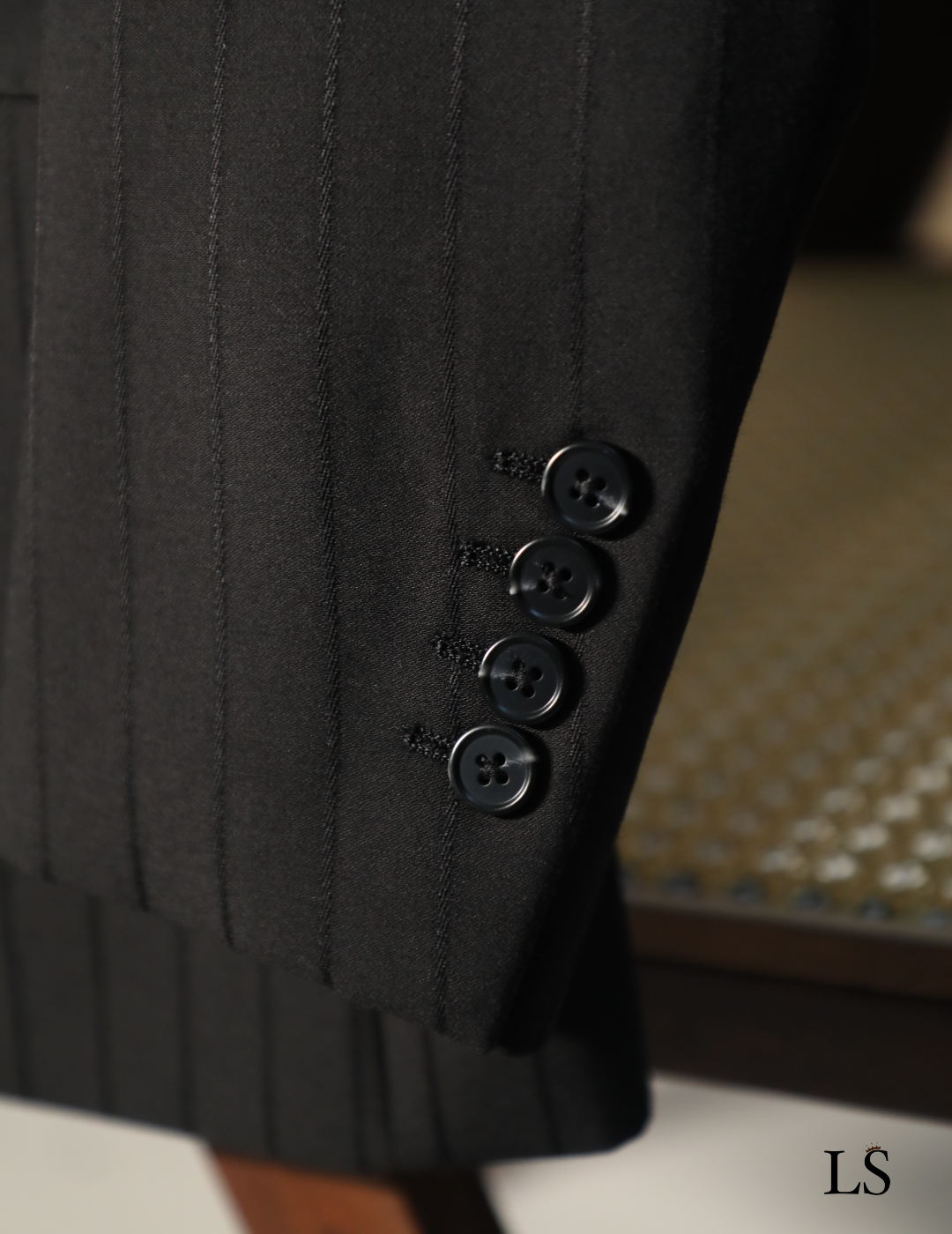 Costume croisé noir à rayures