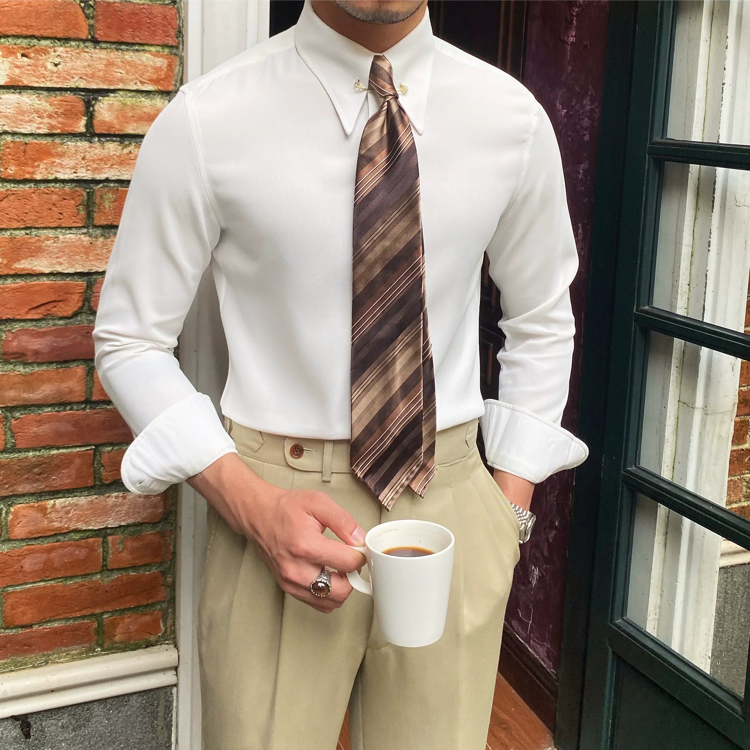 Camisa de cuello inglés con pasador