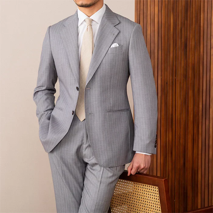 Costume deux pièces gessé gris avec revers cranté