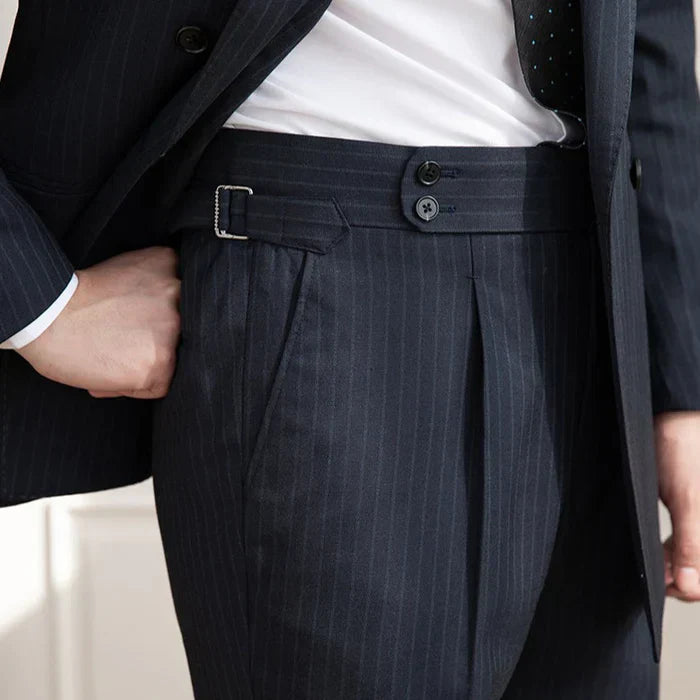 Costume croisé bleu à rayures fines et passants