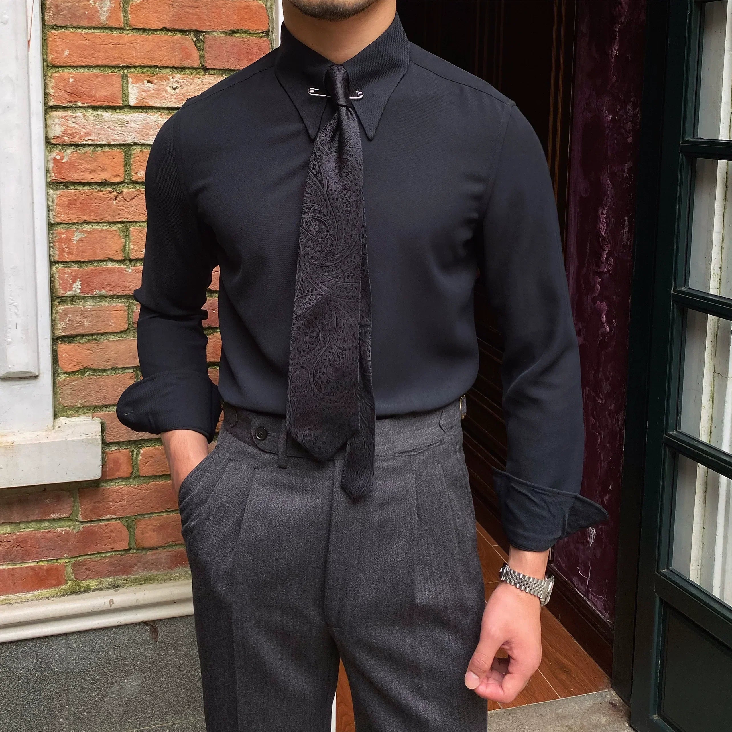 Camisa de cuello inglés con pasador