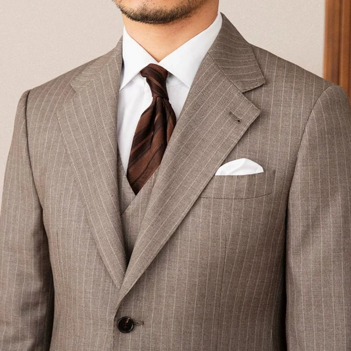 Costume marron à fines rayures deux boutons avec revers cranté