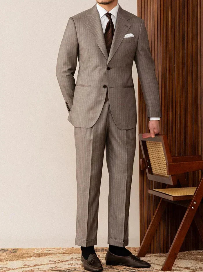 Costume marron à fines rayures deux boutons avec revers cranté