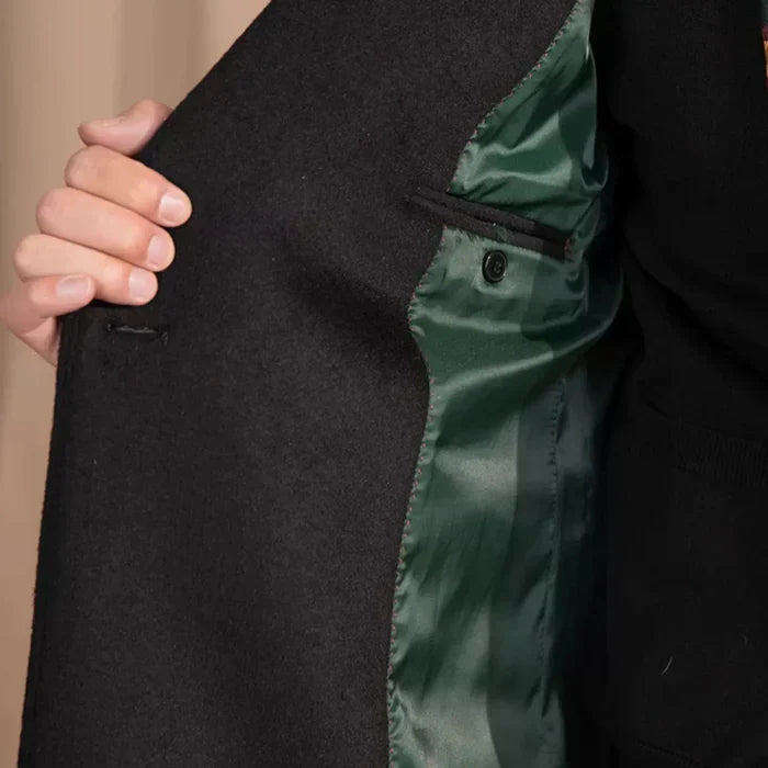 Cappotto Doppiopetto Nero con Risvolto a Punta