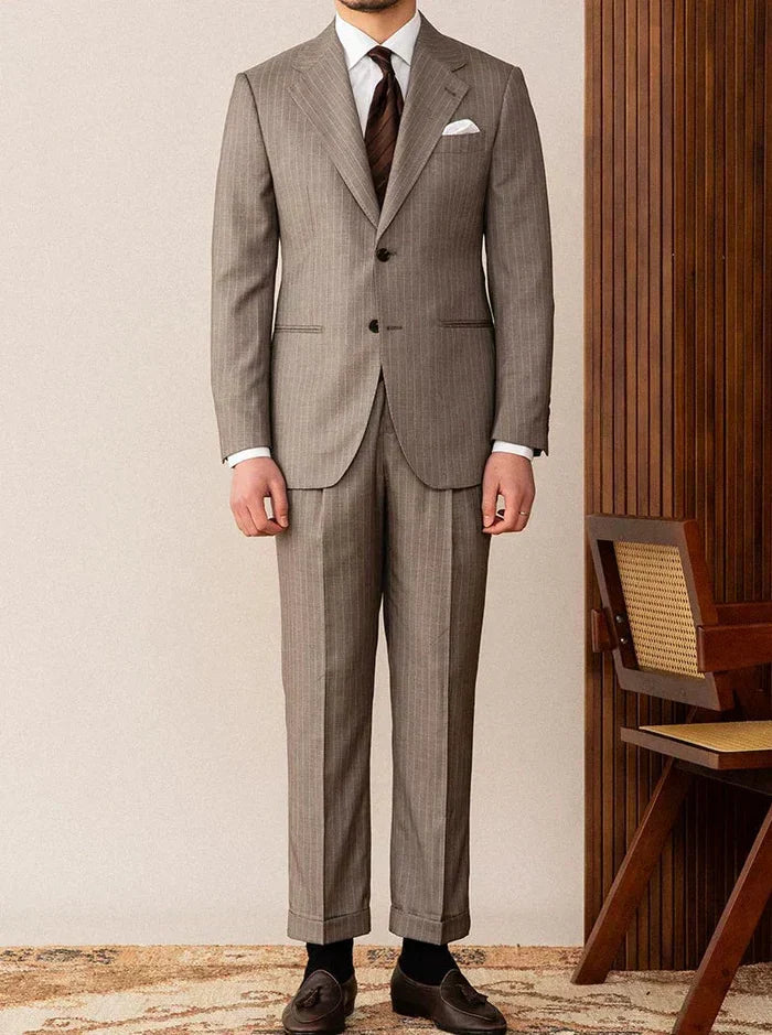 Costume marron à fines rayures deux boutons avec revers cranté