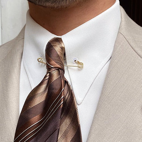 Camisa de cuello inglés con pasador