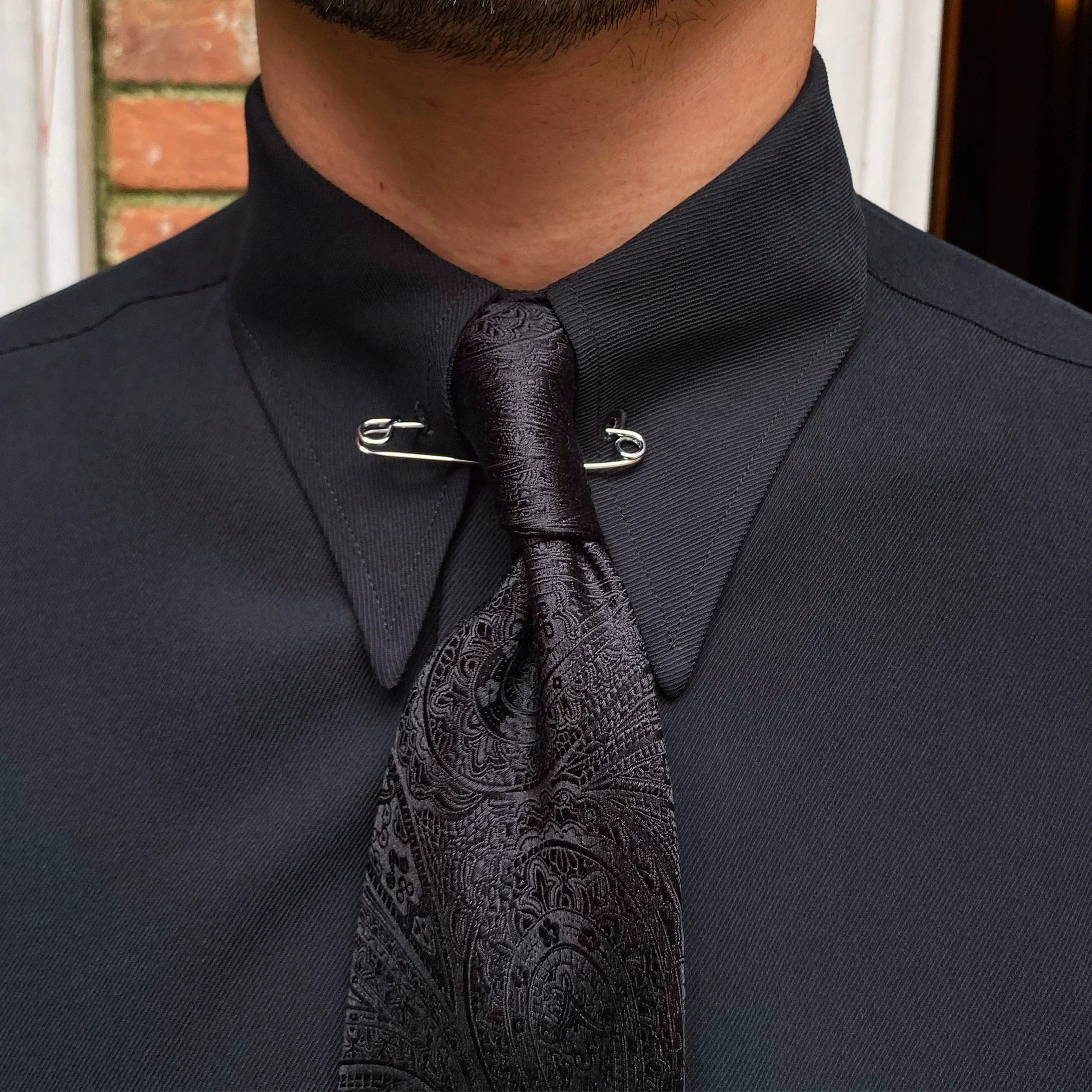 Camisa de cuello inglés con pasador