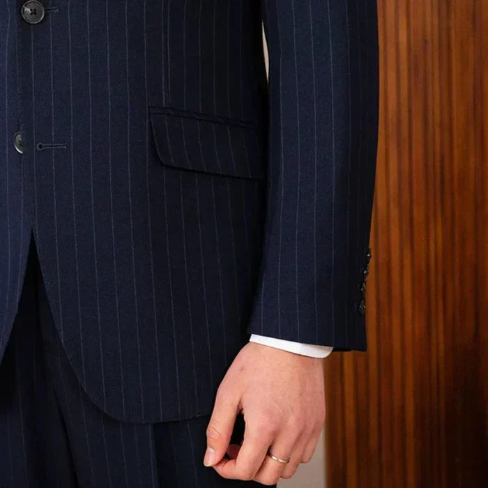 Costume deux boutons à rayures avec revers pointus