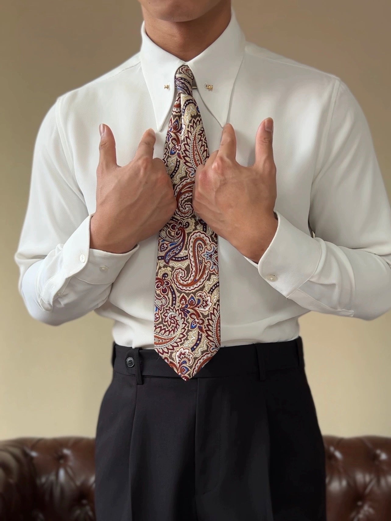 Chemise à col pointu avec barrette de col