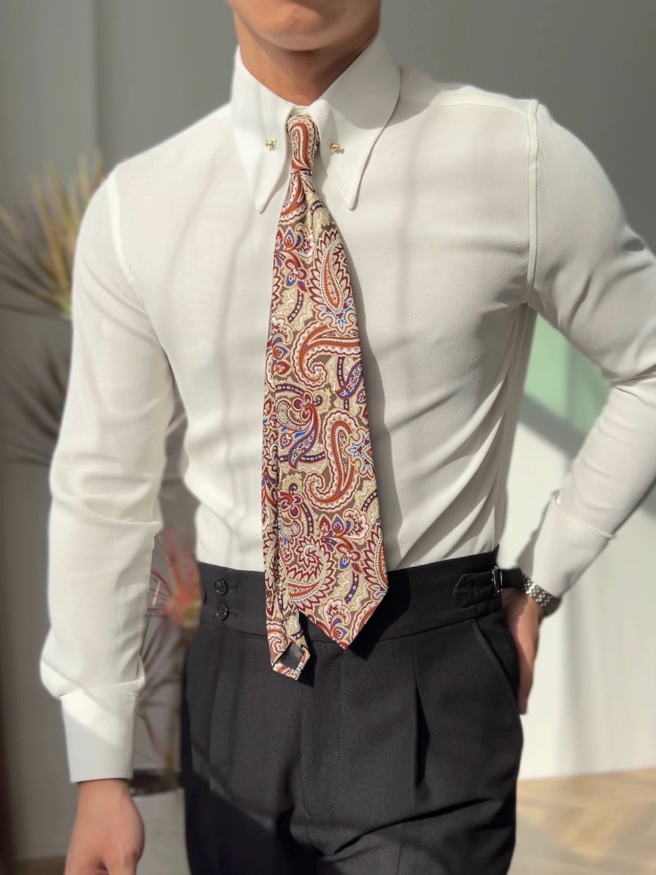 Chemise à col pointu avec barrette de col