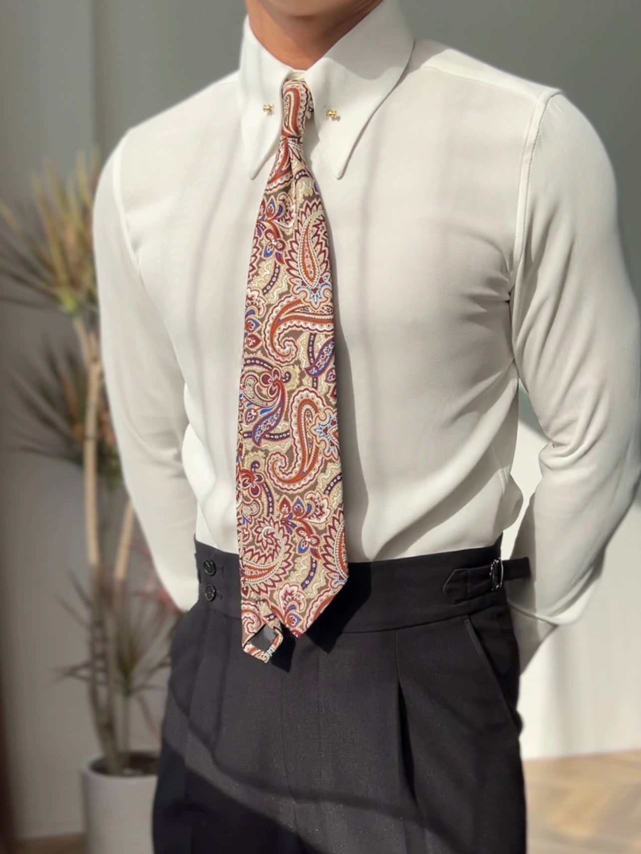 Chemise à col pointu avec barrette de col